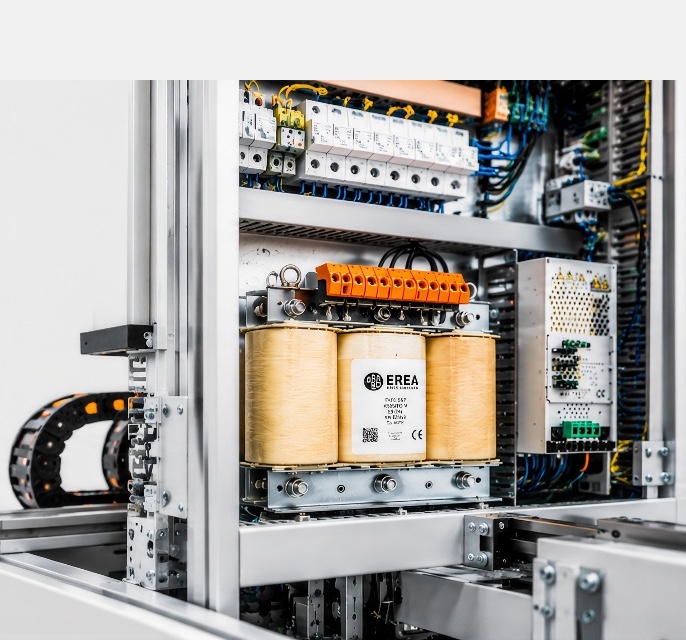EREA-transformator ingebouwd in de schakelkast van een machine